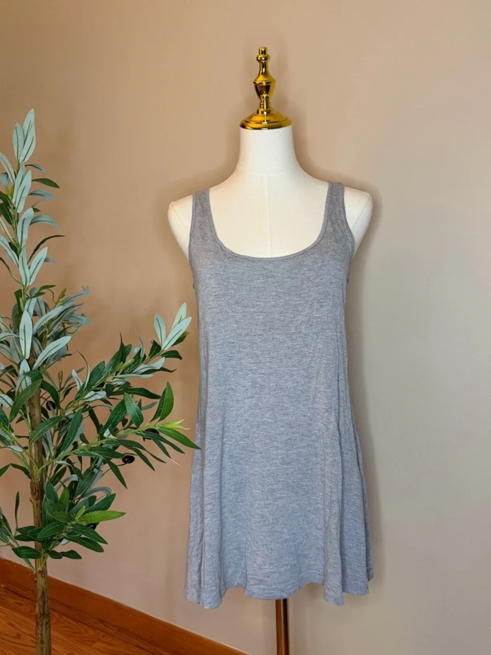 504. Women's Gray Scoop Neck Swing Tank Top